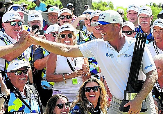 Talor Gooch, con el trofeo, agradece el apoyo de los aficionados.