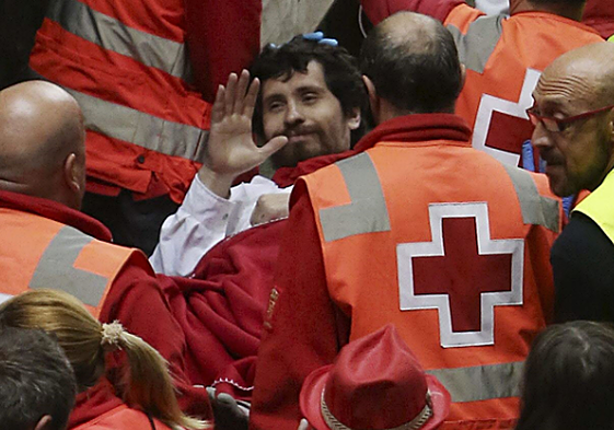 Hillmann saluda durante su evacuación tras ser corneado en el encierro de 2014.