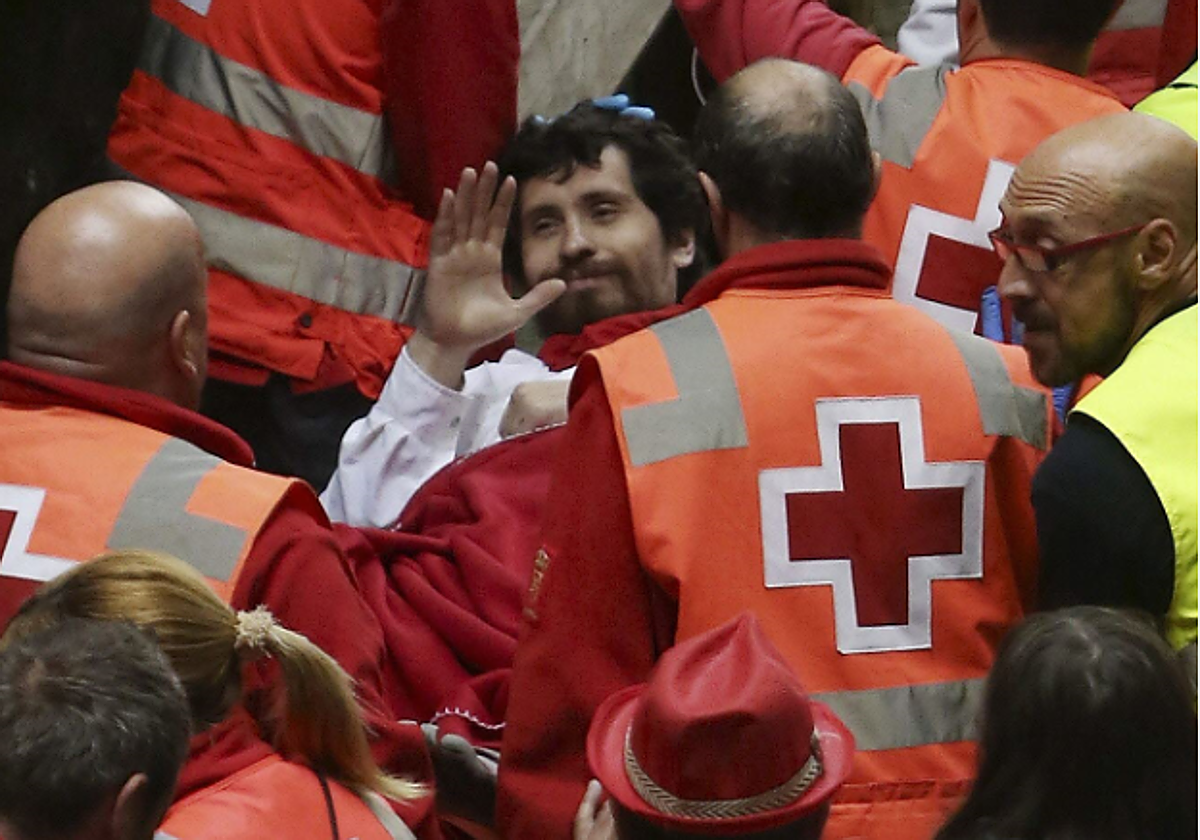 Hillmann saluda durante su evacuación tras ser corneado en el encierro de 2014.