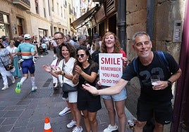 Aficionados animan a los competidores en el Casco Viejo de la ciudad.