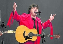 El cantante navarro destacó con su vestimenta roja.