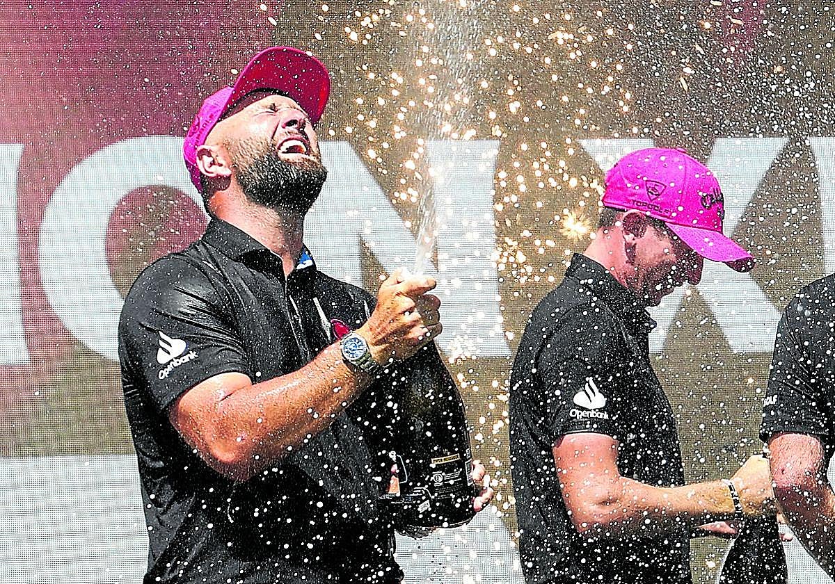 El de Barrika descorchó el champán como ganador por equipos con sus compañeros de la Legión XIII.