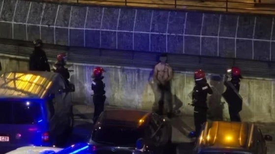 Fractura de clavícula, codo dislocado... Cuatro ertzainas heridos al ser agredidos tras el aviso por una pelea