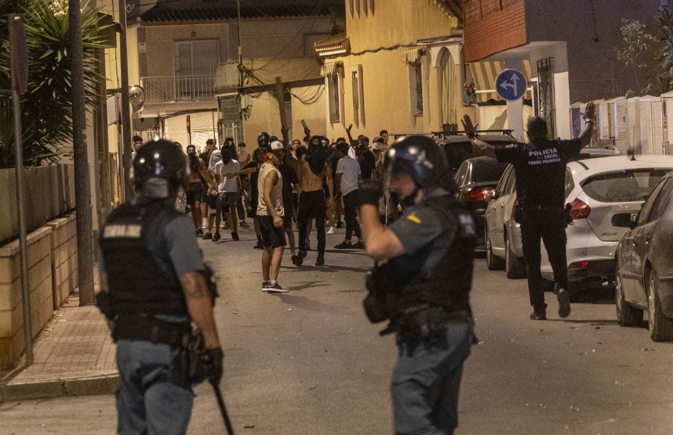 El polvorín de Torre Pacheco: grupos ultra a la caza de migrantes, cargas policiales y agresiones a vecinos