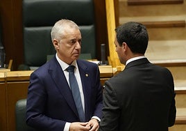 El exlehendakari, Iñigo Urkullu, junto a Imanol Pradales.