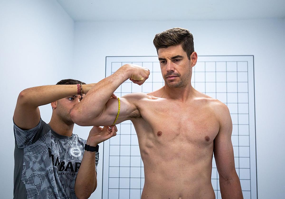 Imagen principal - El Alavés ficha al portero Raúl Fernández