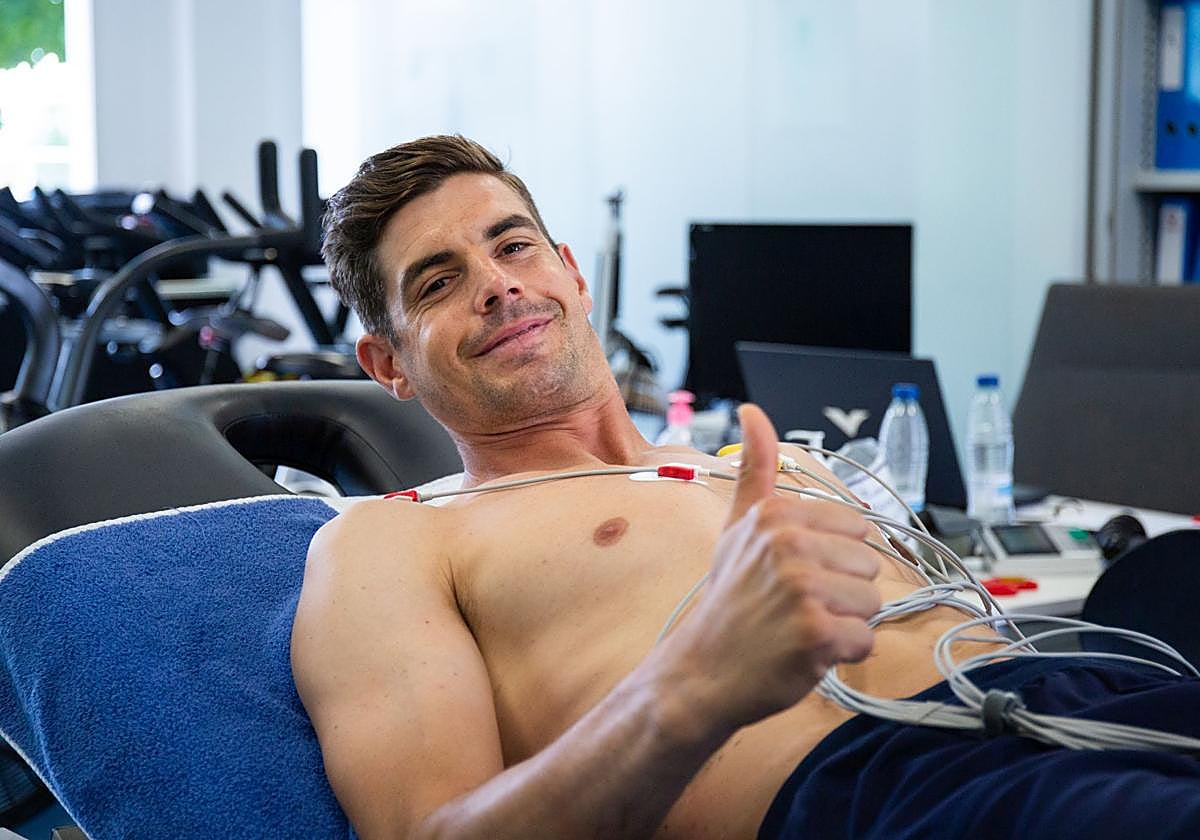 Raúl Fernández pasando reconocimiento médico con el Alavés.