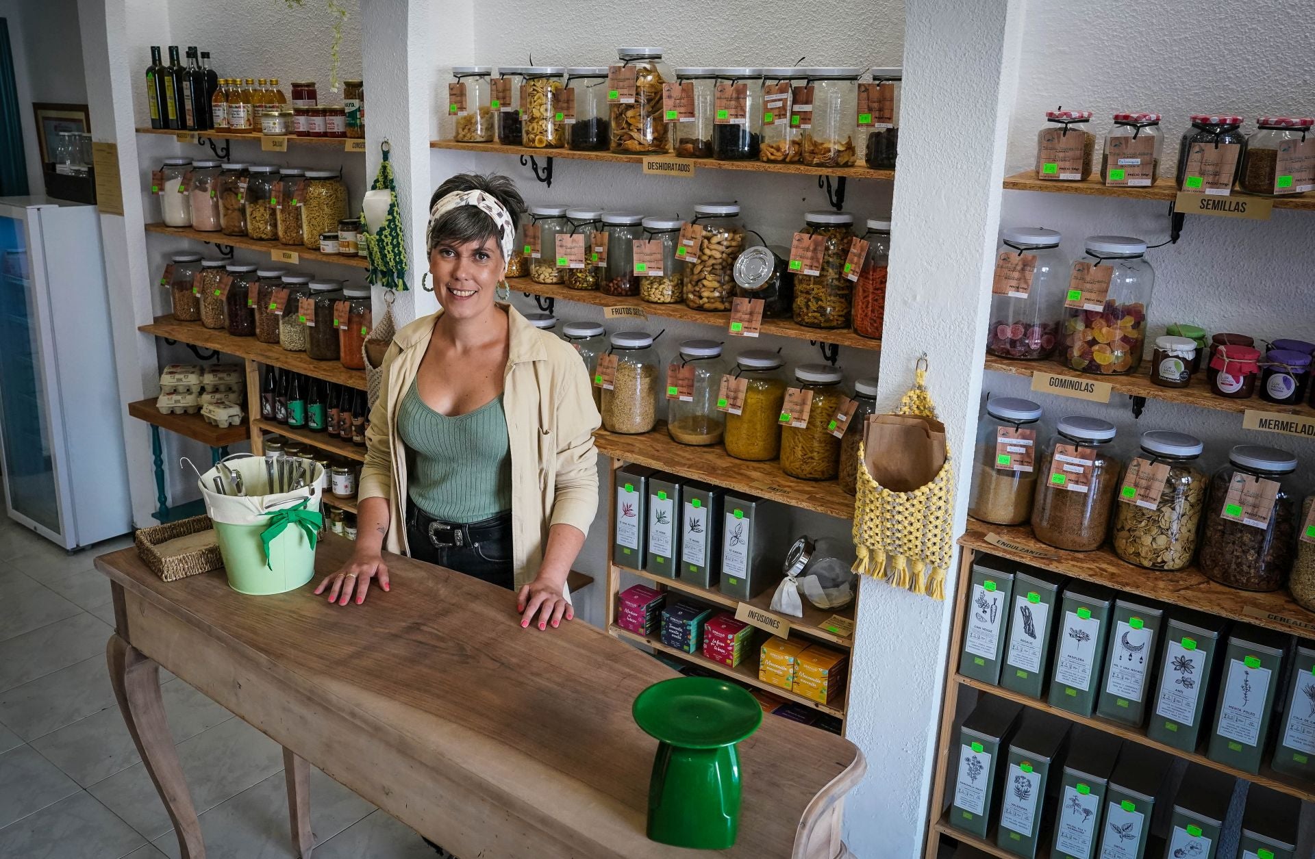 La tienda diferente de Sestao donde compras a granel, aprendes a pintar y Amaia te restaura un mueble