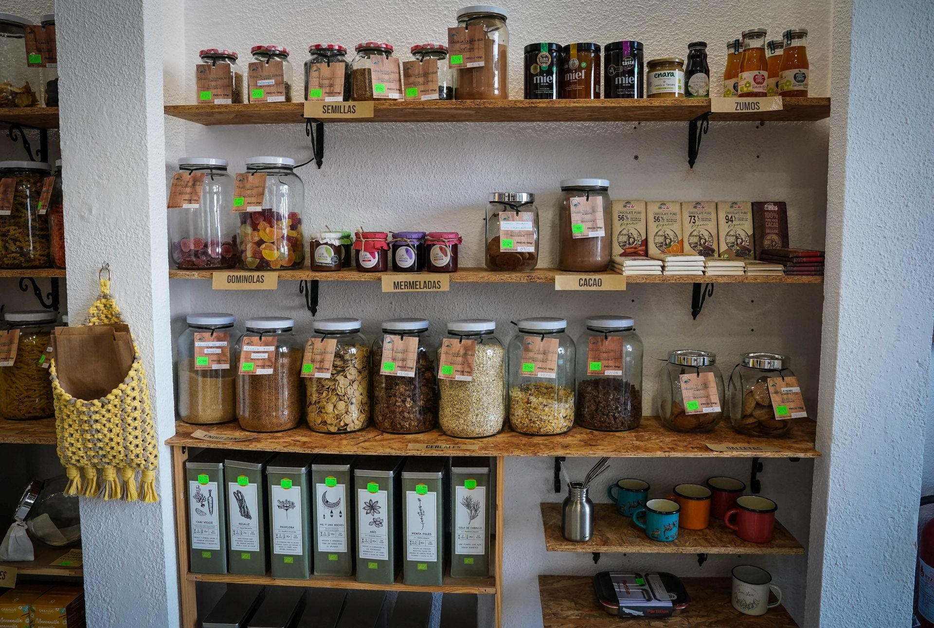 La tienda diferente de Sestao donde compras a granel, aprendes a pintar y Amaia te restaura un mueble