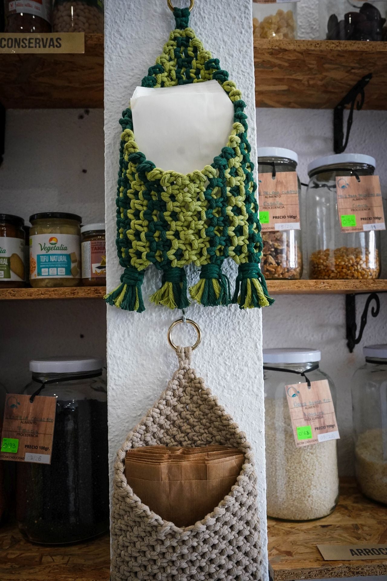 La tienda diferente de Sestao donde compras a granel, aprendes a pintar y Amaia te restaura un mueble