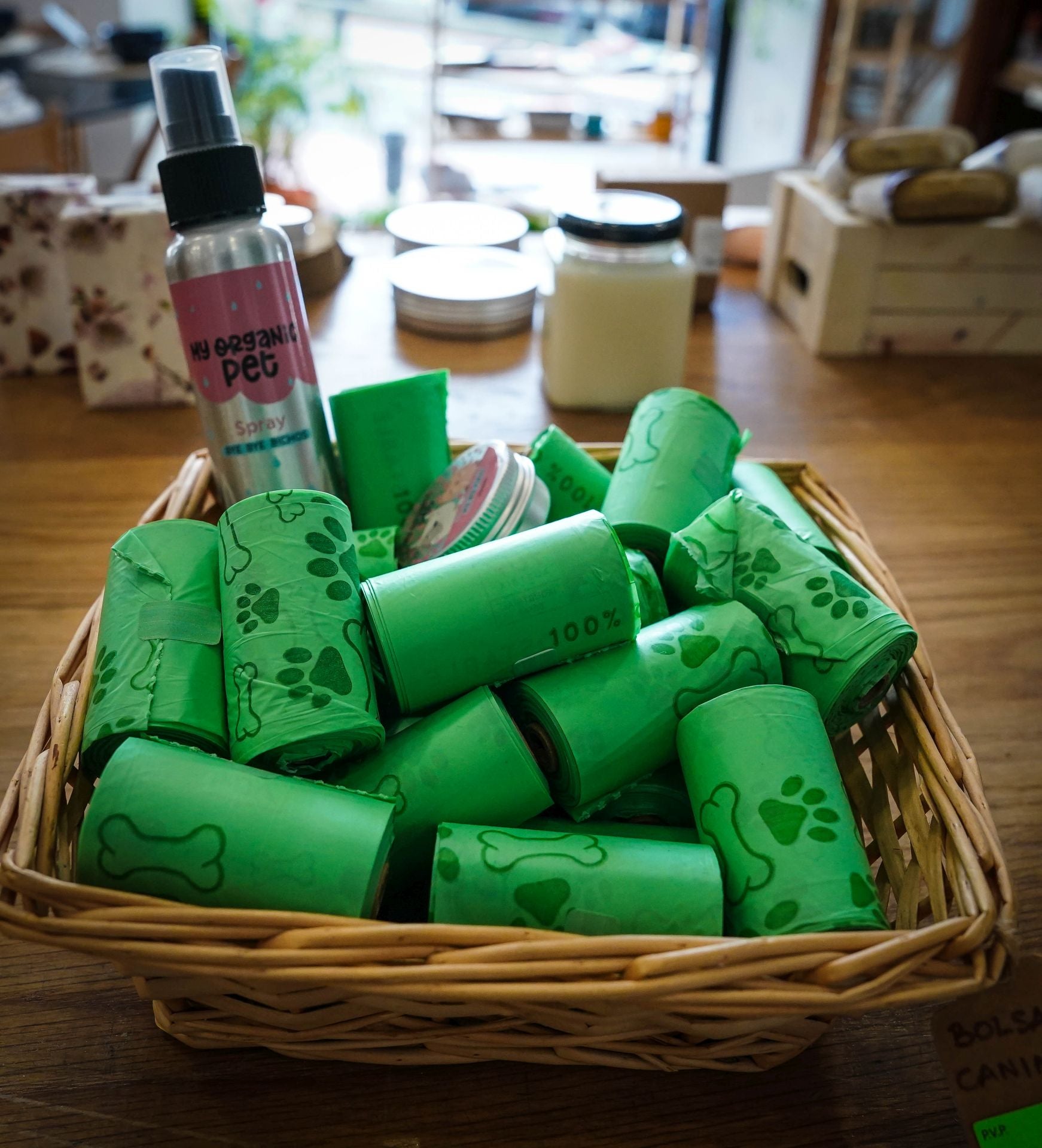 La tienda diferente de Sestao donde compras a granel, aprendes a pintar y Amaia te restaura un mueble