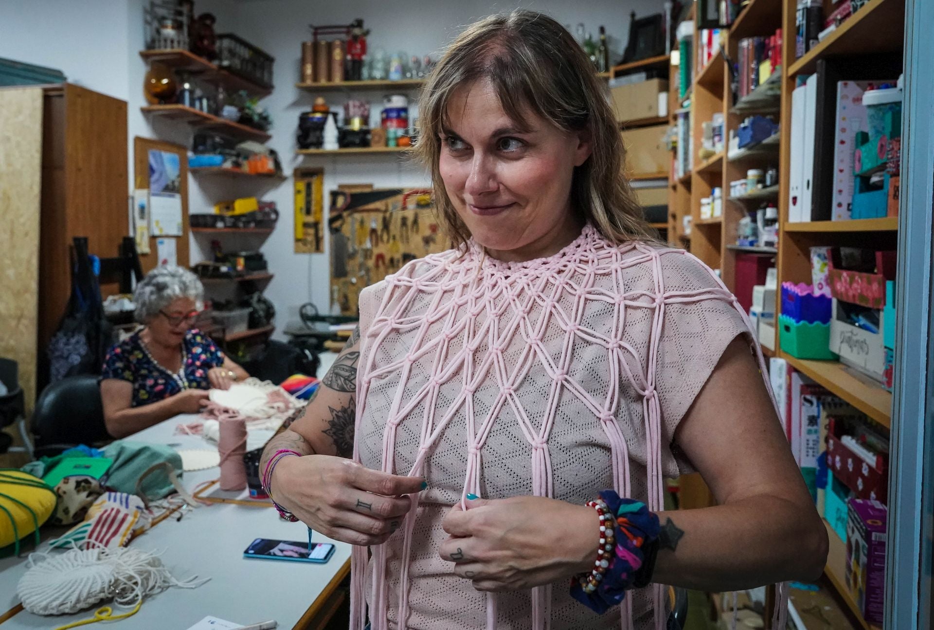 La tienda diferente de Sestao donde compras a granel, aprendes a pintar y Amaia te restaura un mueble