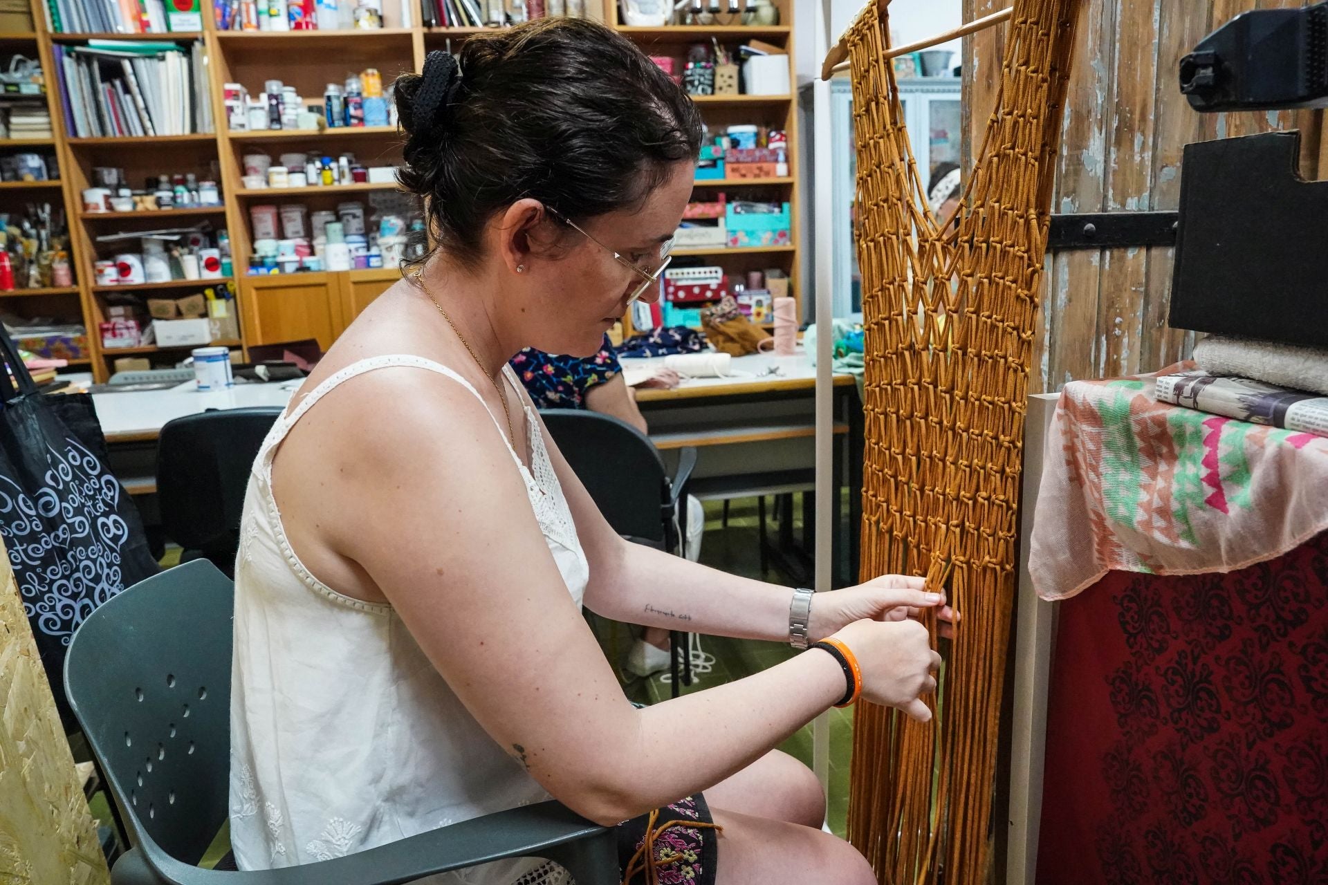 La tienda diferente de Sestao donde compras a granel, aprendes a pintar y Amaia te restaura un mueble