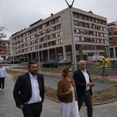 La diputada general, Elixabete Etxanobe, junto al diputado de Infraestructuras, Carlos Alzaga y el alcalde de Leioa, Iban Rodríguez durante la visita de obra de La Avanzada.