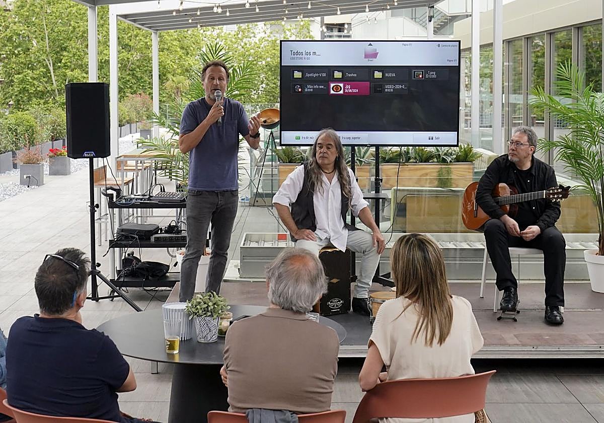 Presentación de actividades en la terraza.