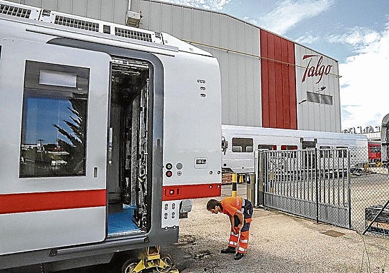 Un operario de la planta que Talgo tiene en la localidad alavesa de Rivabellosa
