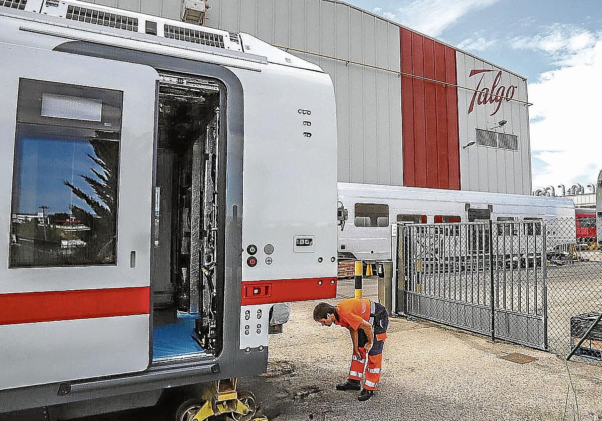 Un operario de la planta que Talgo tiene en la localidad alavesa de Rivabellosa