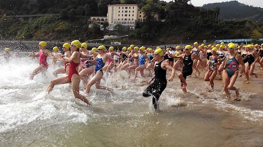 Un grupo de nadadoras en una cita anterior en la playa Arrigorri de Ondarroa.