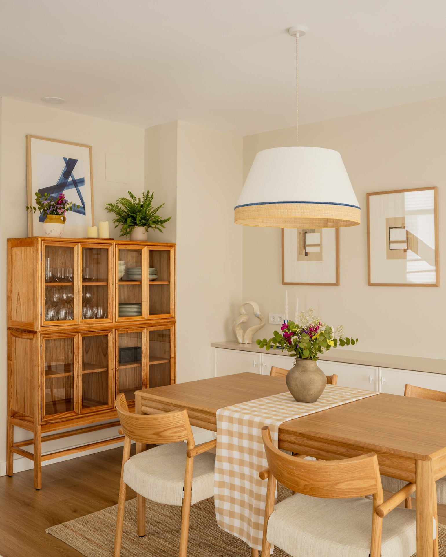 De Bilbao a la costa: un hogar luminoso y marinero en Sopela para una familia con dos hijas adolescentes