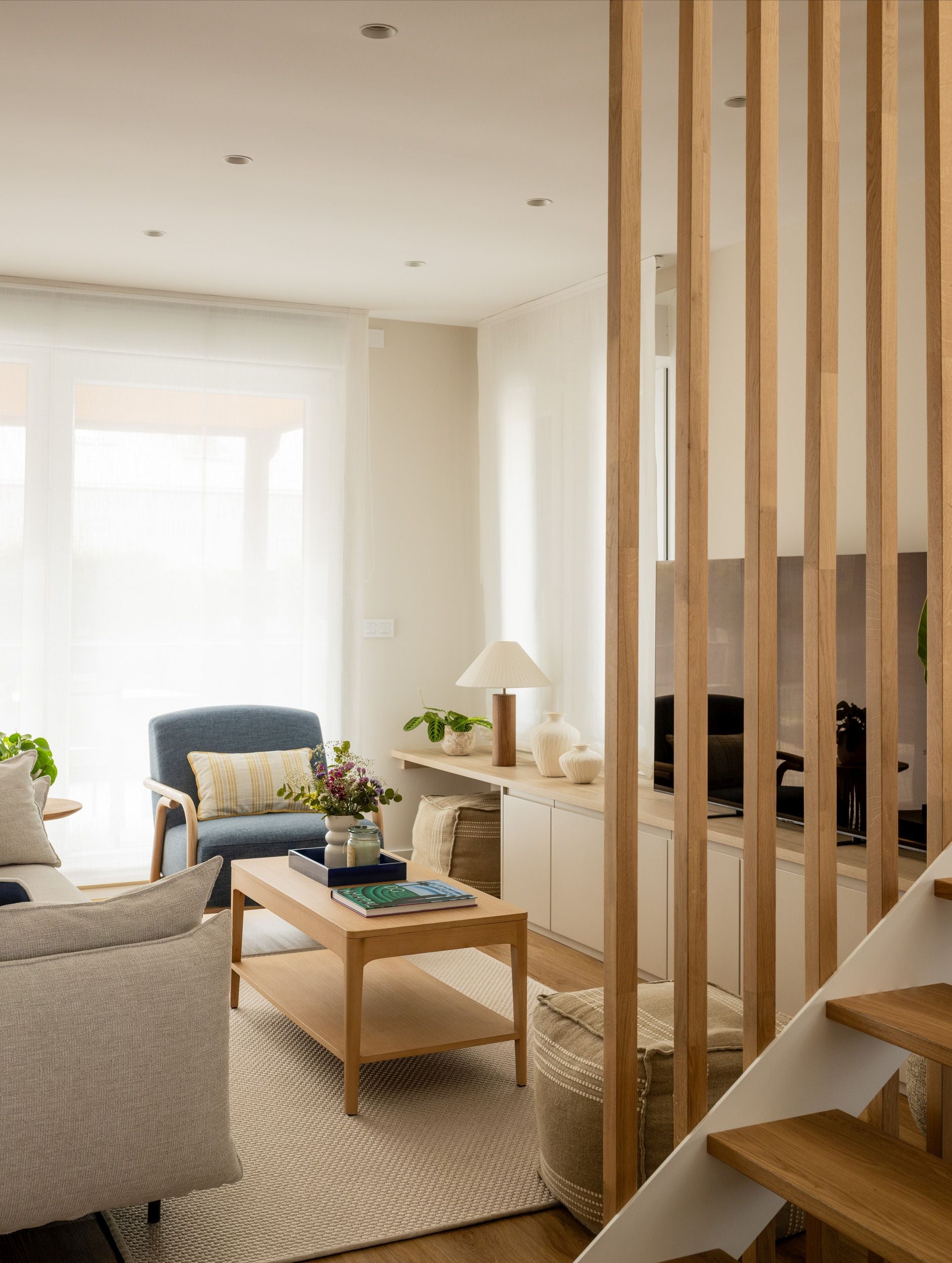 De Bilbao a la costa: un hogar luminoso y marinero en Sopela para una familia con dos hijas adolescentes