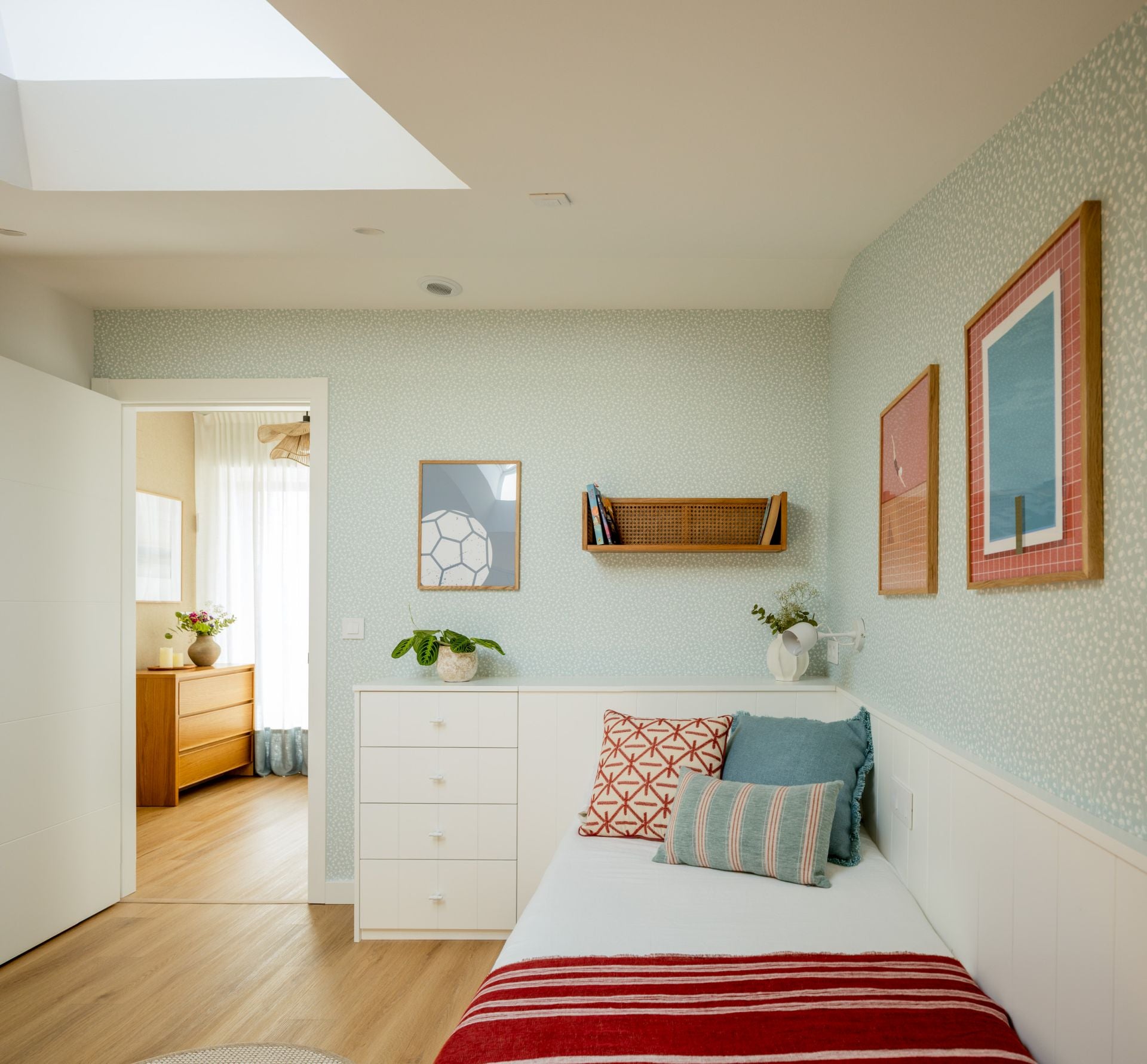 De Bilbao a la costa: un hogar luminoso y marinero en Sopela para una familia con dos hijas adolescentes