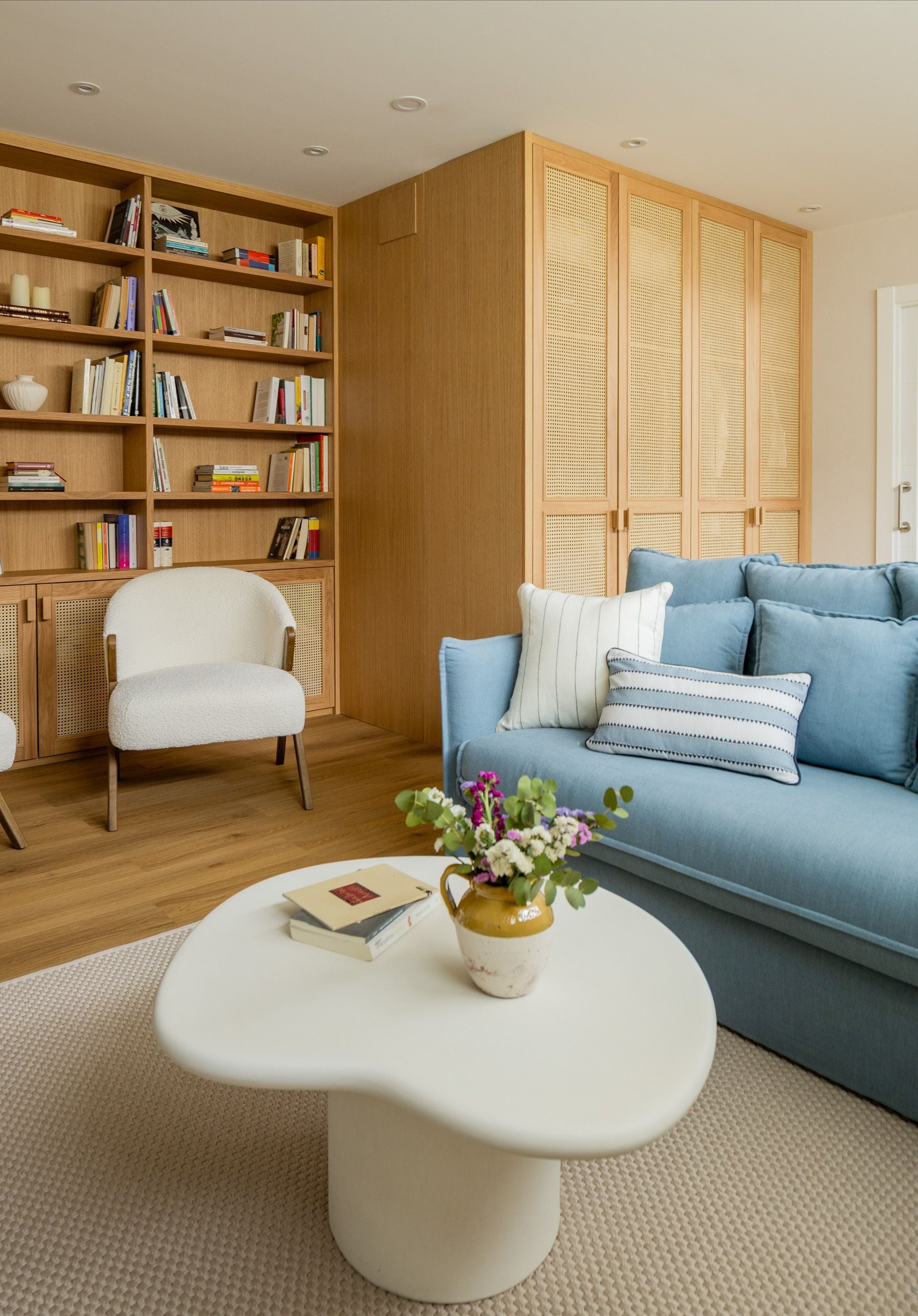 De Bilbao a la costa: un hogar luminoso y marinero en Sopela para una familia con dos hijas adolescentes