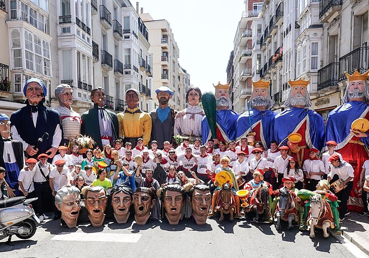 Miembros de la comparsa de Gigantes y Cabezudos, en las pasadas fiestas de La Blanca.