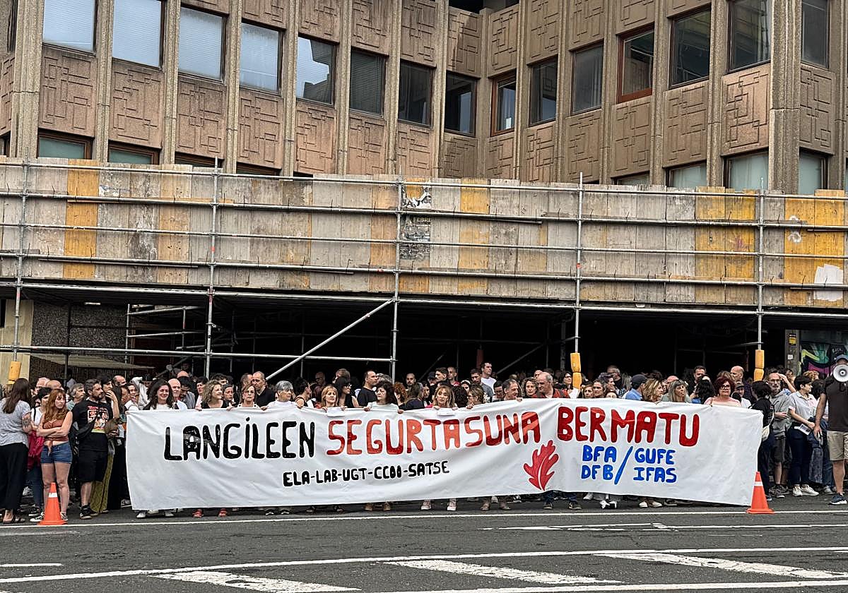 Un centenar de personas se concentran frente a los servicios sociales en apoyo a la educadora apuñalada en Txurdinaga