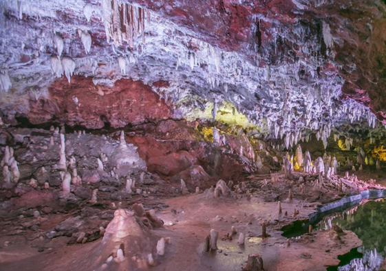 Las excéntricas plagan toda la cueva