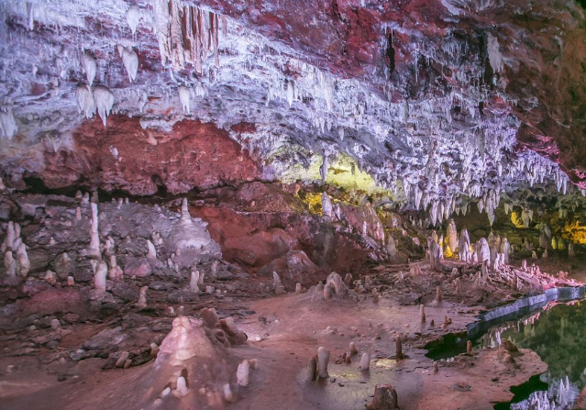 Las excéntricas plagan toda la cueva