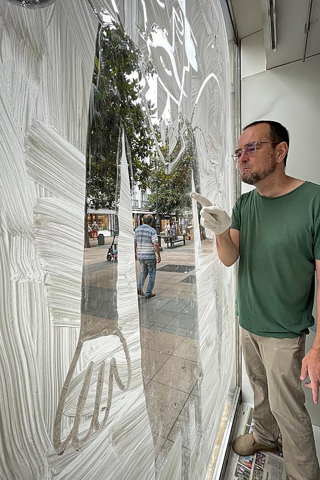Mauro Entrialgo, junto al dibujo de Eduardo Dato, en el cruce con Postas.