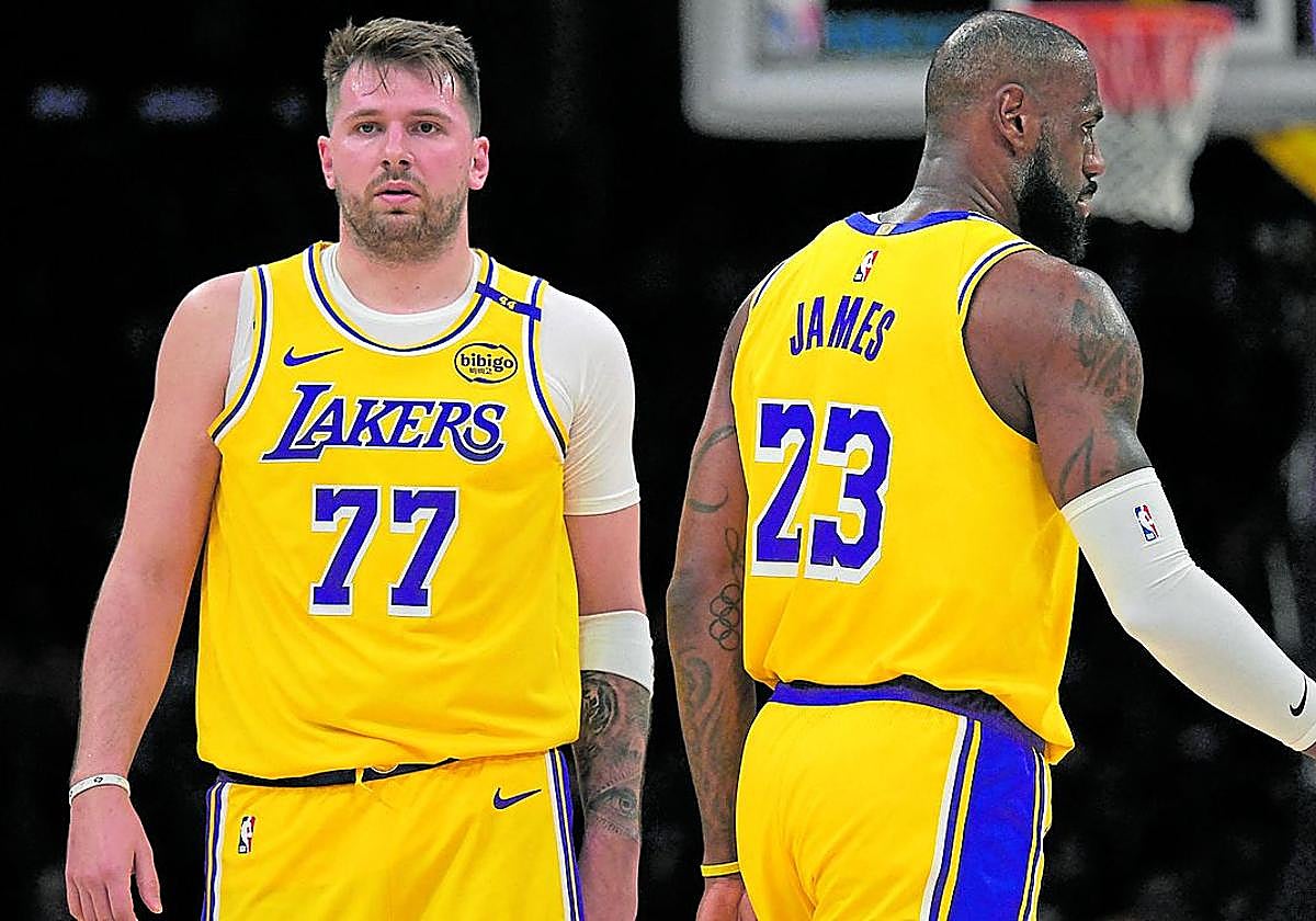 Doncic y LeBron en un partido ante los Utah Jazz la temporada pasada.