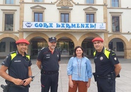 La alcaldesa, Ainhoa Salterain, junto a agentes policiales