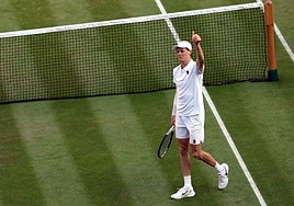 Jannik Sinner celebra su victoria contra Novak Djokovic en Wimbledon.