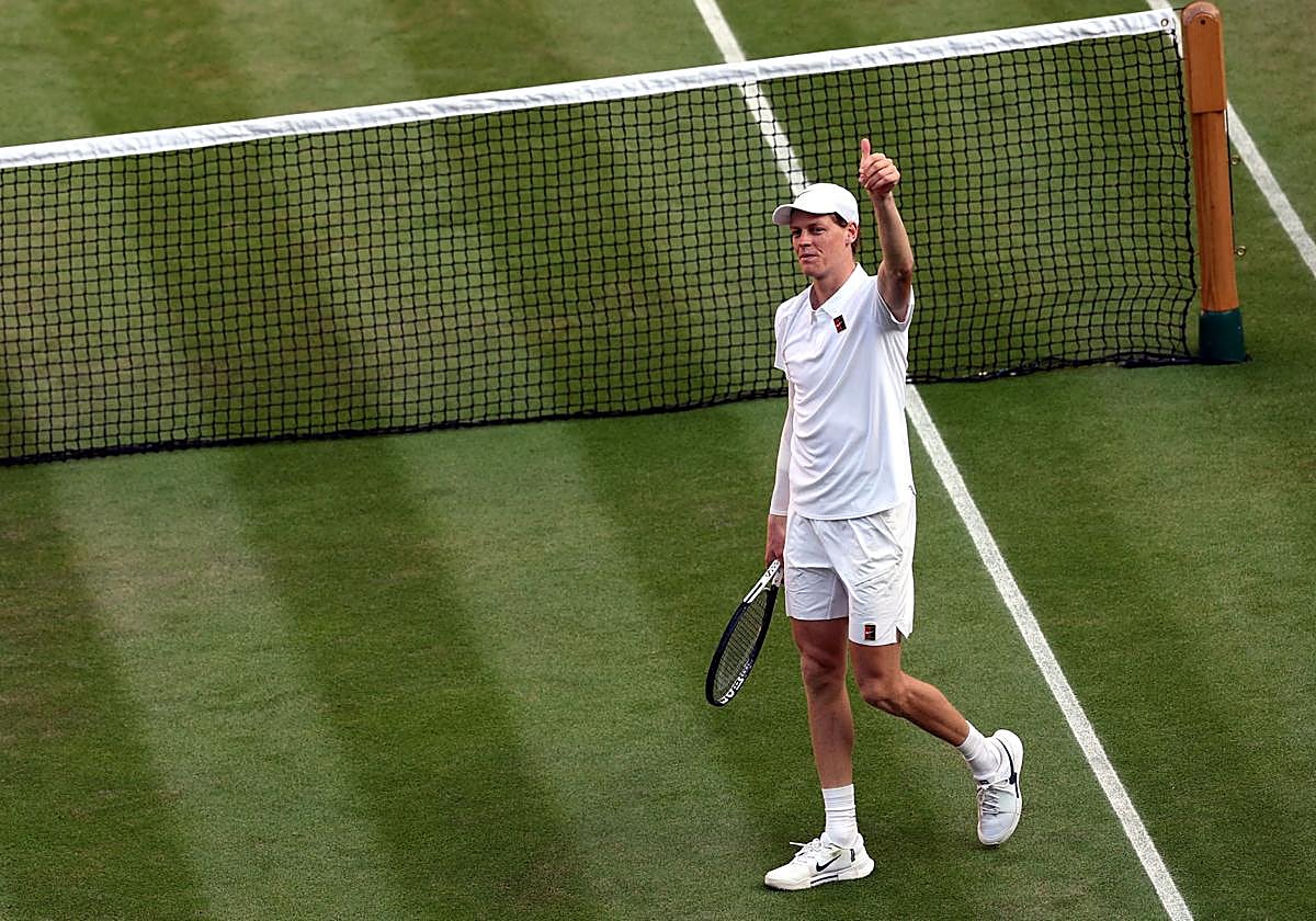 Jannik Sinner celebra su victoria contra Novak Djokovic en Wimbledon.