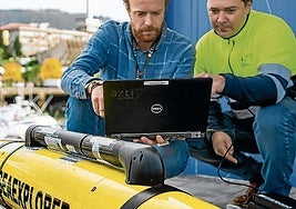 El investigador Asier Nieto, con un portátil, junto al 'glider'.