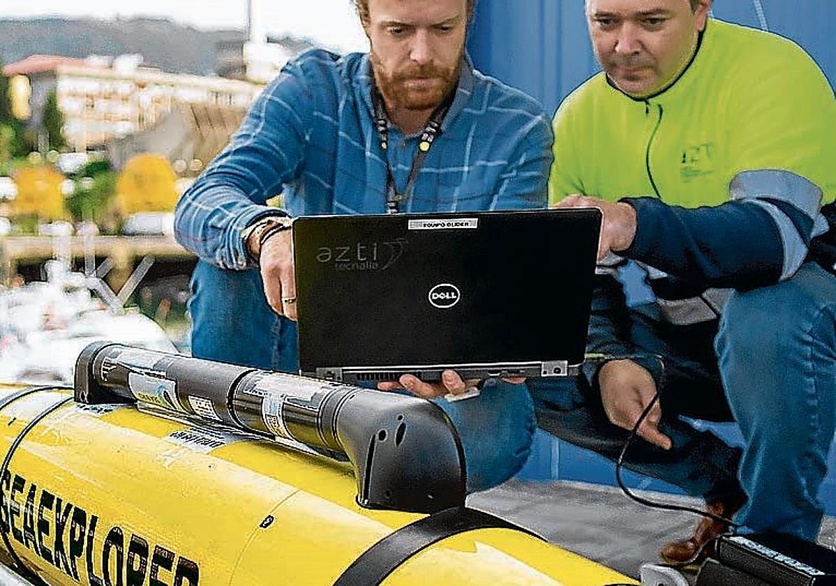 El investigador Asier Nieto, con un portátil, junto al 'glider'.