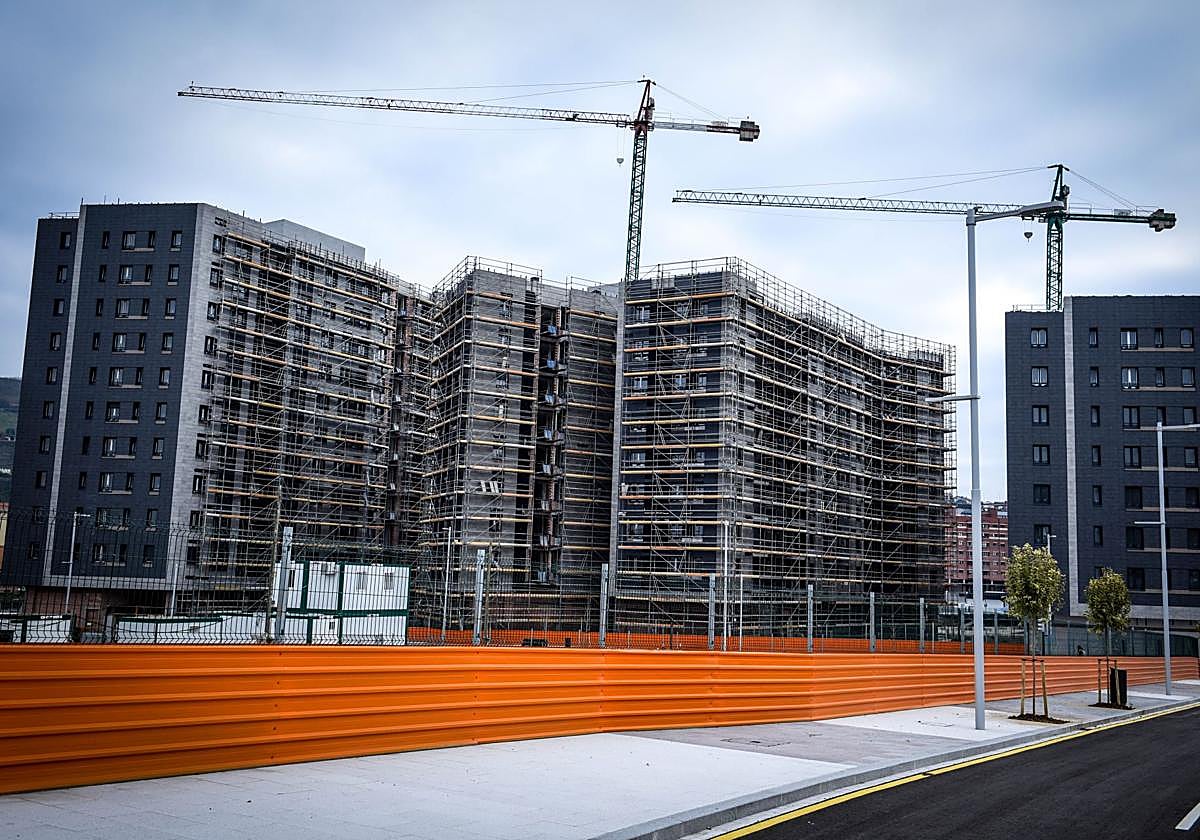 Construccion de viviendas en Zorrozaurre, Bilbao.