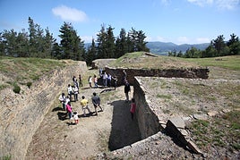 Un grupo de personas participa en una visita anterior al Oppidum de Arrola.