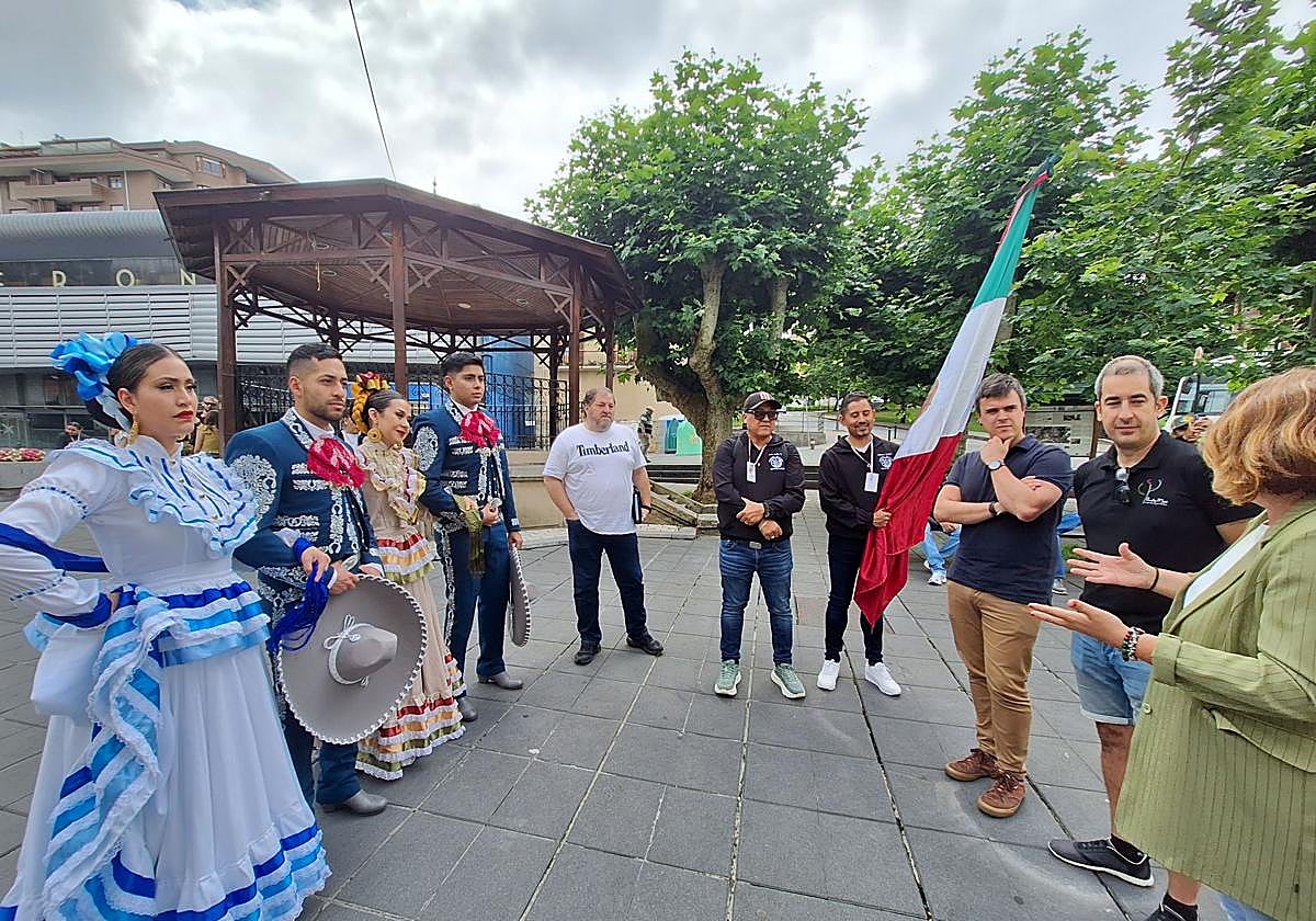 Los artistas mexicanos charlan con los representantes del grupo Andra Mari y del Ayuntamiento.