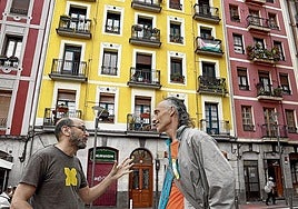 Víctor y Juan Manuel charlan ante el edificio.