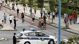 Agentes de la Policía Local de Getxo, en un control de seguridad ciudadana en la zona de la playa de Ereaga.