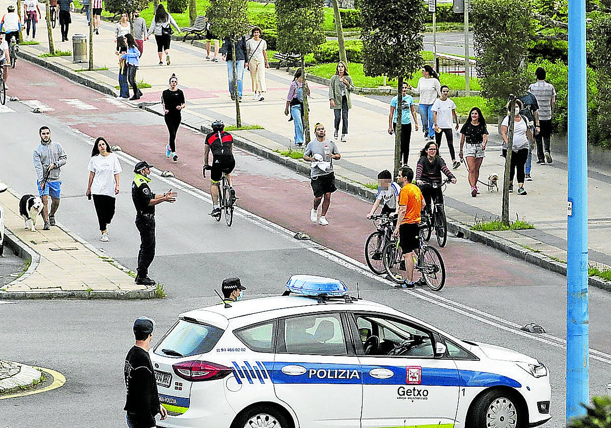 Agentes de la Policía Local de Getxo, en un control de seguridad ciudadana en la zona de la playa de Ereaga.