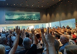 La mayoría de los asistentes votaron a favor de convocar una segunda reunión para decidir su futuro.