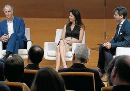 Una de las charlas con expertos que se celebraron ayer en el Euskalduna, dentro del foro 'La gestión de los datos en salud'.