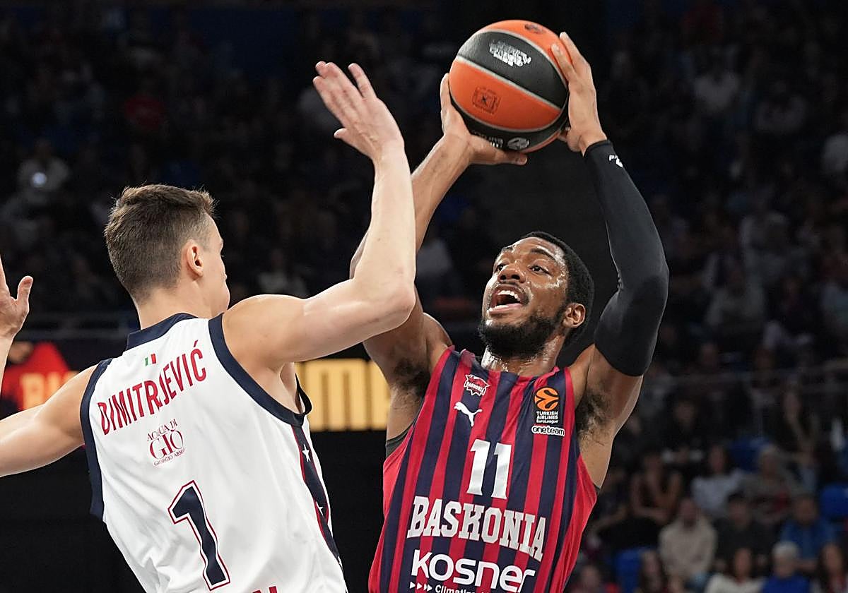 Forrest busca el lanzamiento ante Dimitrijevic, del Milán.