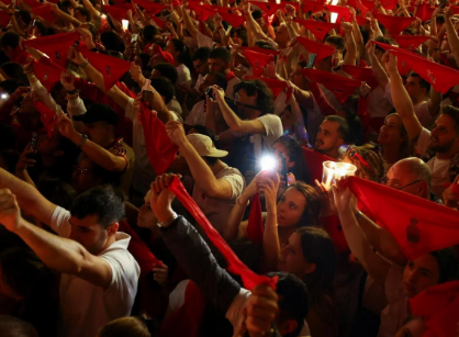 Imagen secundaria 1 - Pamplona despide los Sanfermines con el tradicional &#039;Pobre de mí&#039;