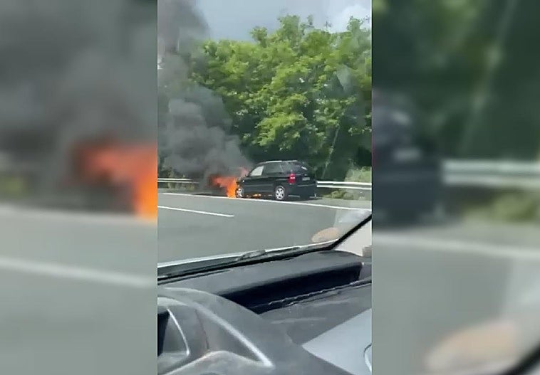Un coche incendiado obliga a cortar dos carriles en la carretera de Ugao-Miraballes