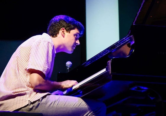 Álvaro Torres (piano), protagonista junto a Masa Kamaguchi (contrabajo) y Kresten Osgood (batería), durante su actuación este martes en el Europa.