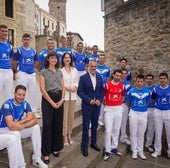 Pelotaris participantes junto a representantes institucionales y patrocinadores.